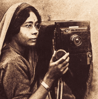 Annapurna Dutta, a Bengali photographer, appeared on the scene in the 1920s.